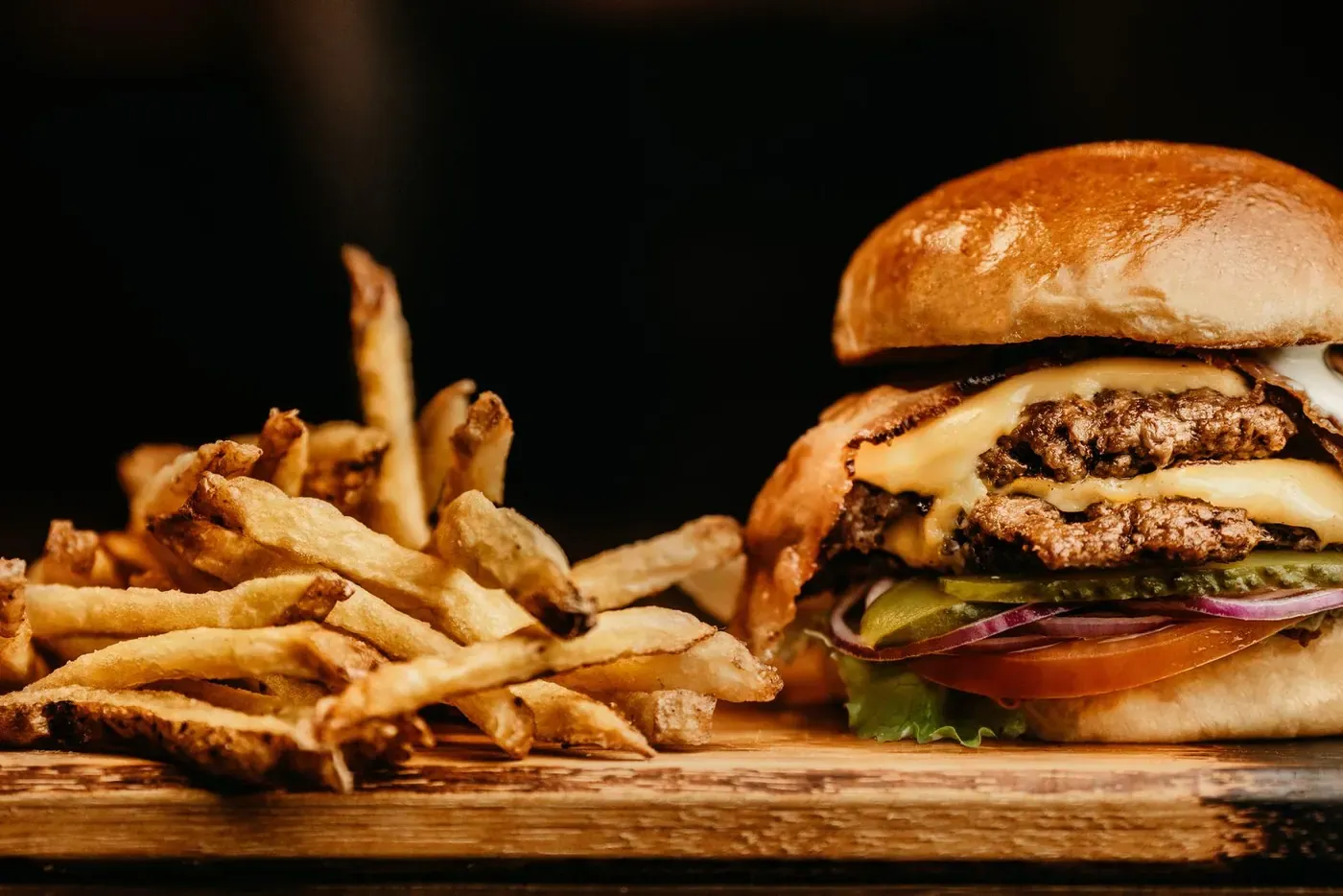 Hamburguesa con queso, cebolla, tomate y patatas