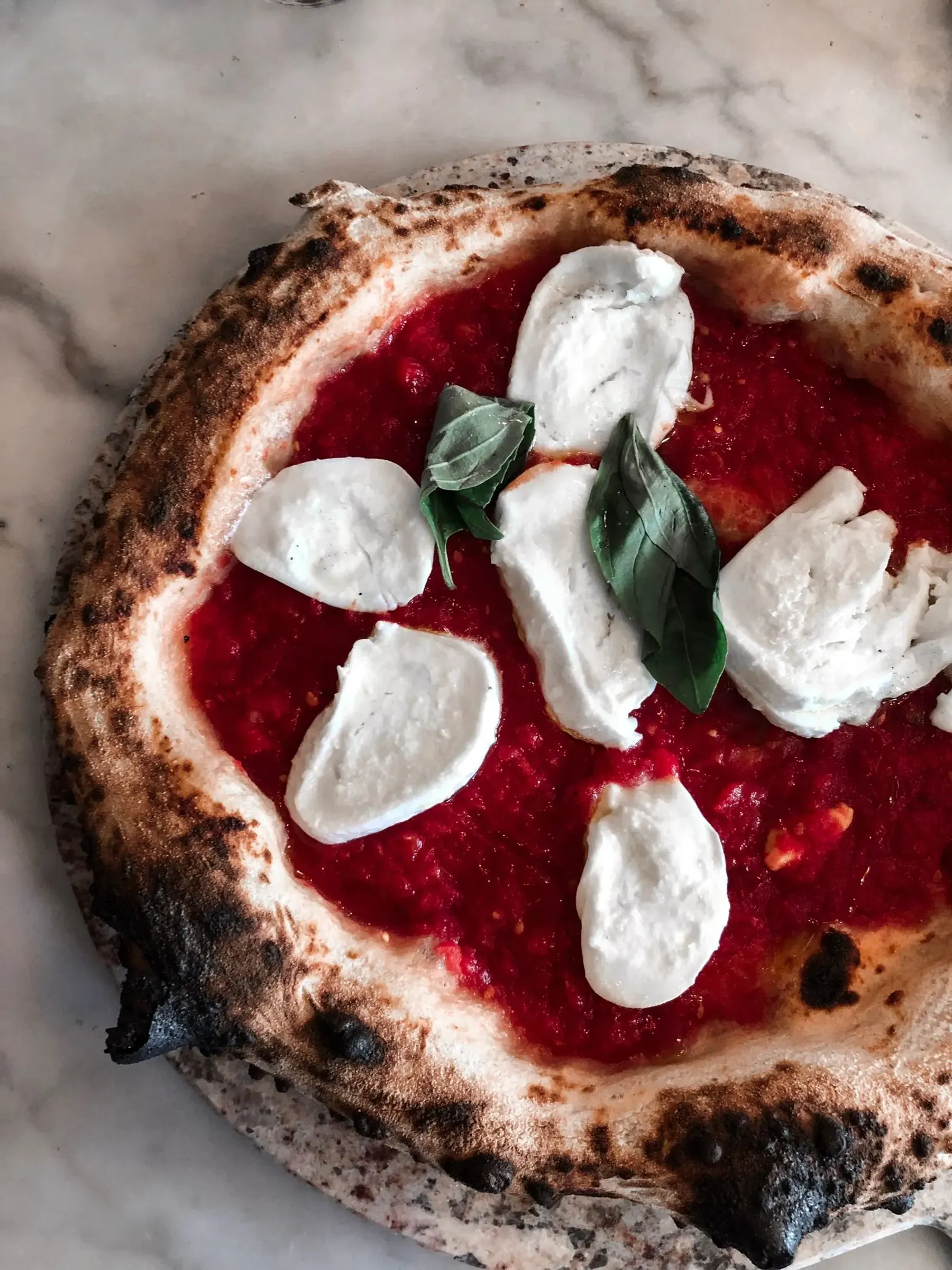 Pizza napolitana con mozzarella di bufala y borde carbonizado al fuego