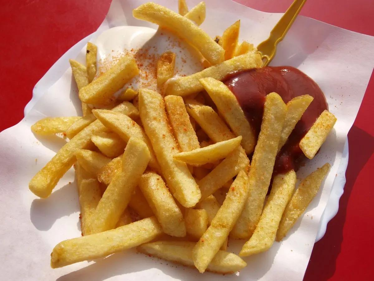 Patatas fritas con pimentón y salsa