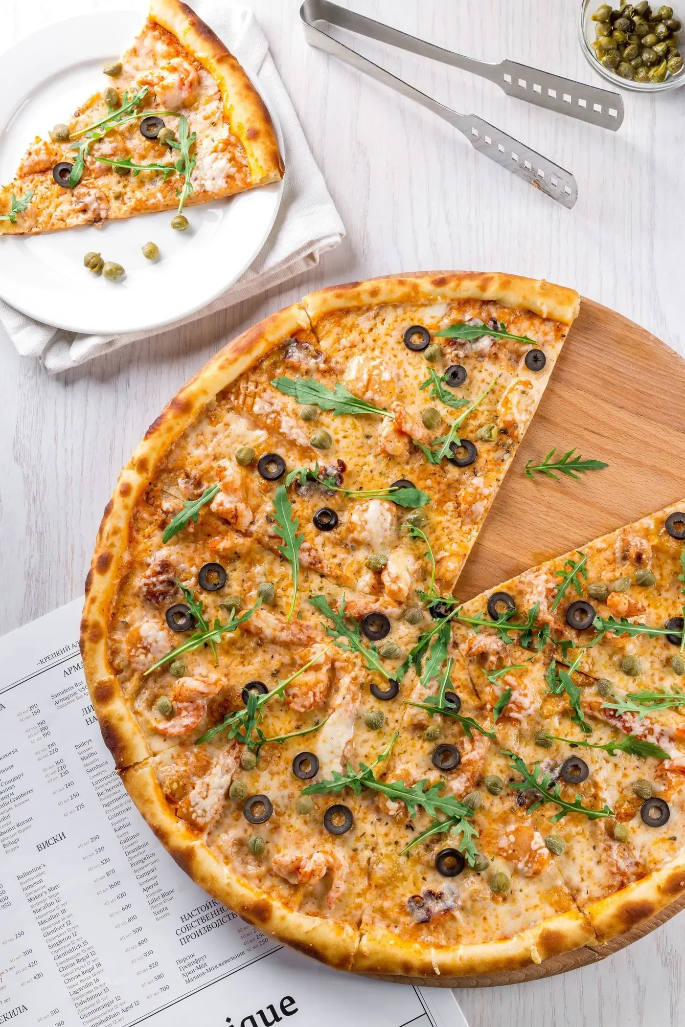 Pizza margherita con rúcula y olivas