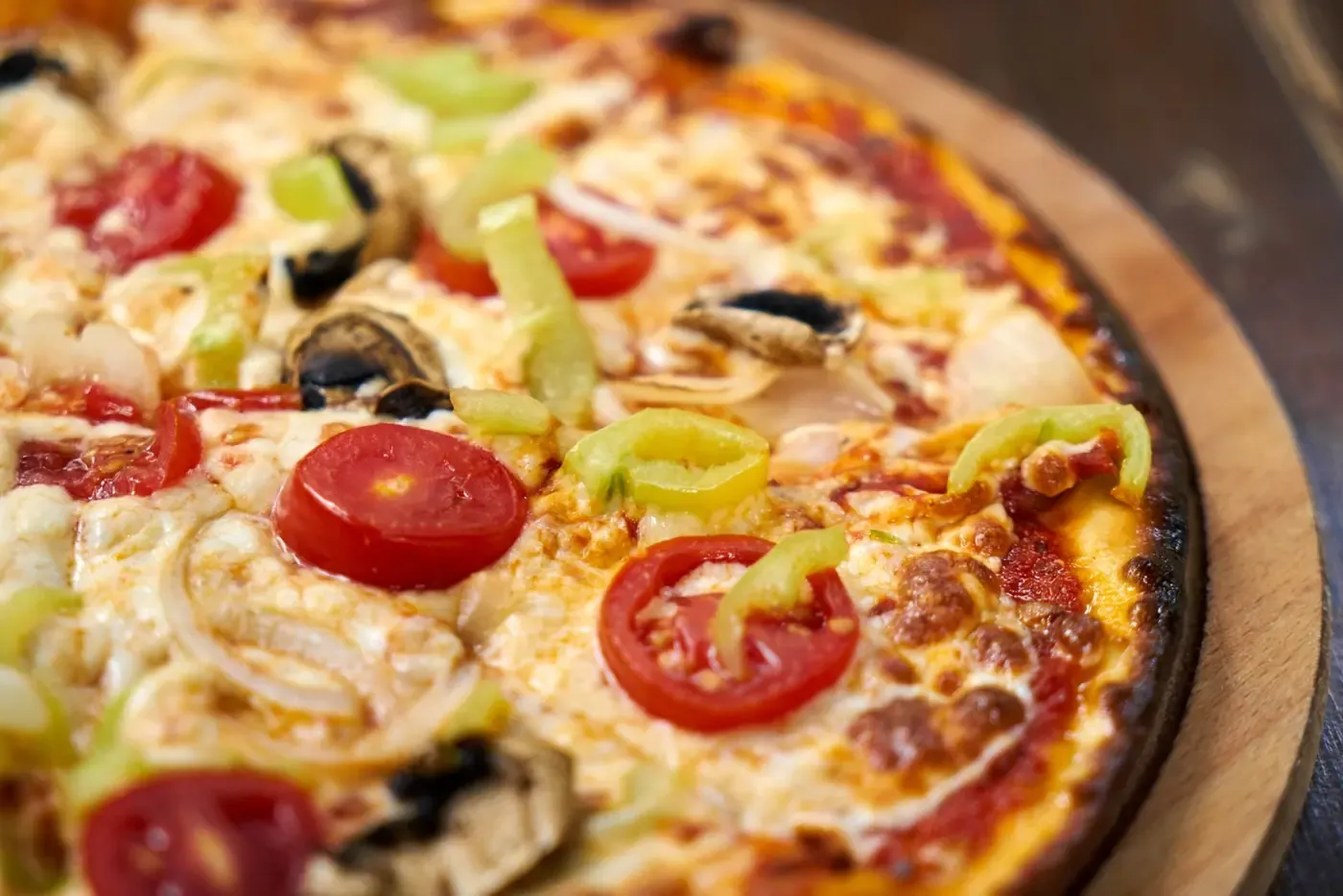 Pizza con tomate cherry y pimiento